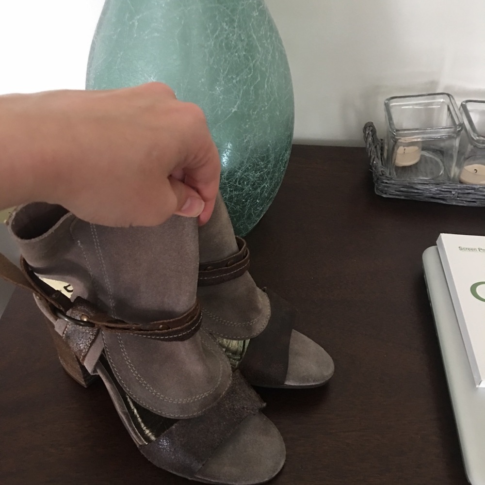 Shoes - Picture 3 of 6